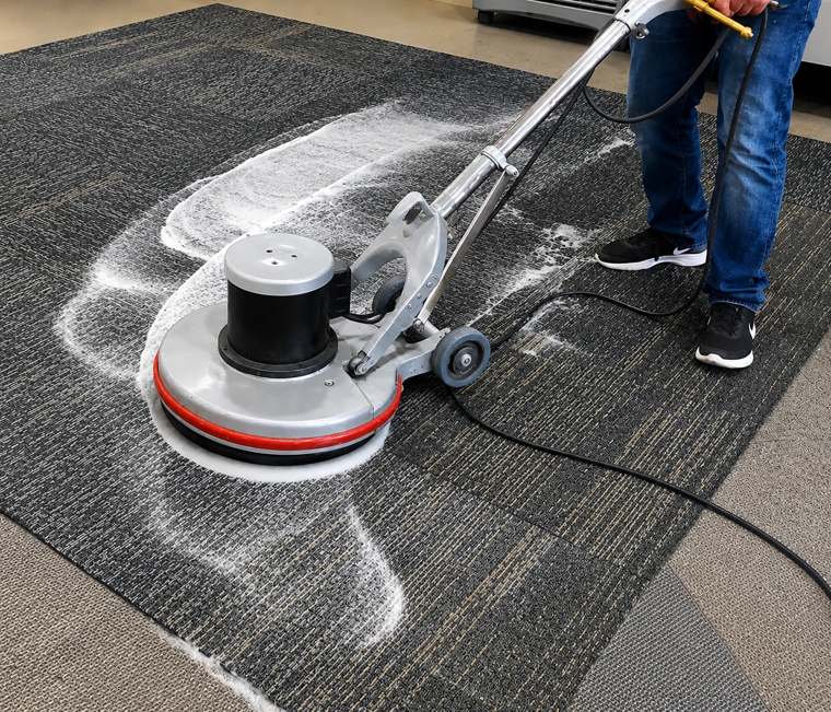 Lavado de alfombra con máquina rotativa